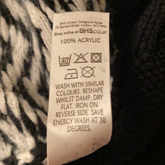 Sweater black and white it’s looks new used it two times only - Picture 5 of 5
